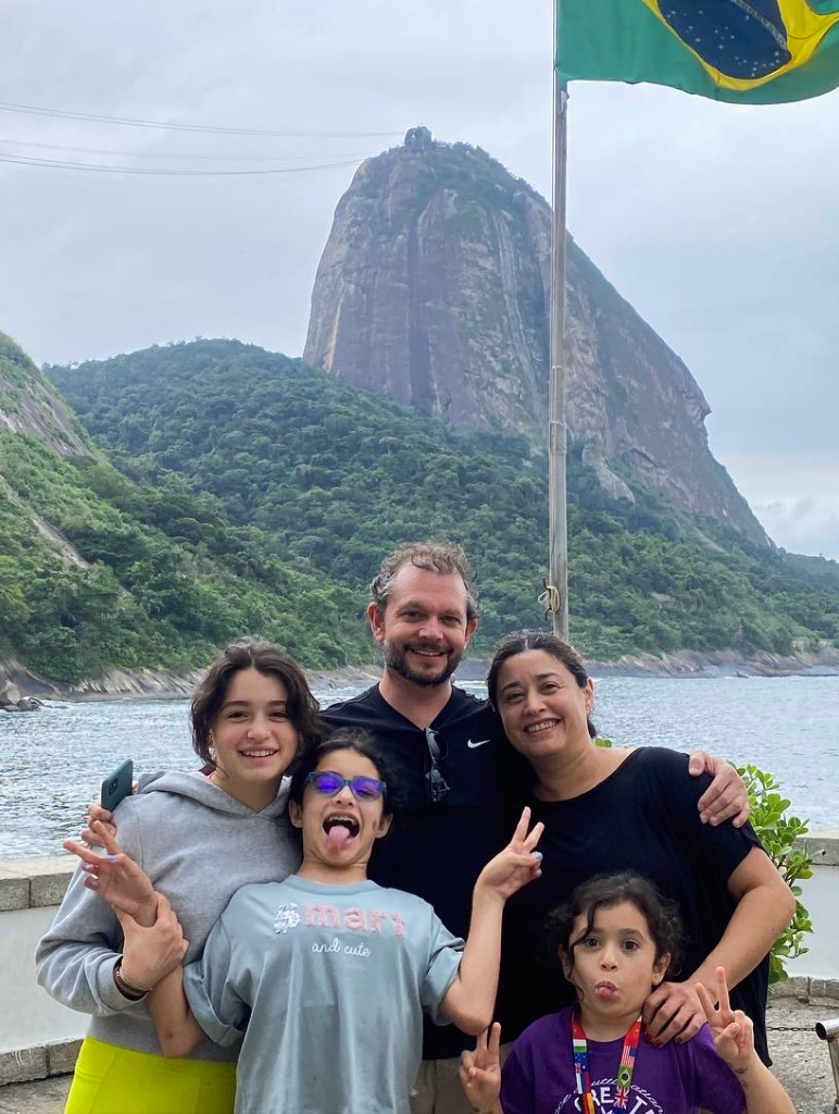 Happy family with children enjoying a private family-friendly tour at Urca Beach in Rio de Janeiro